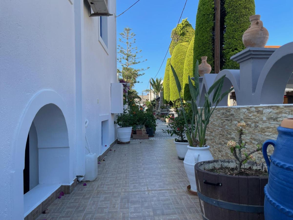 Kamári Leonidas Apartments المظهر الخارجي الصورة